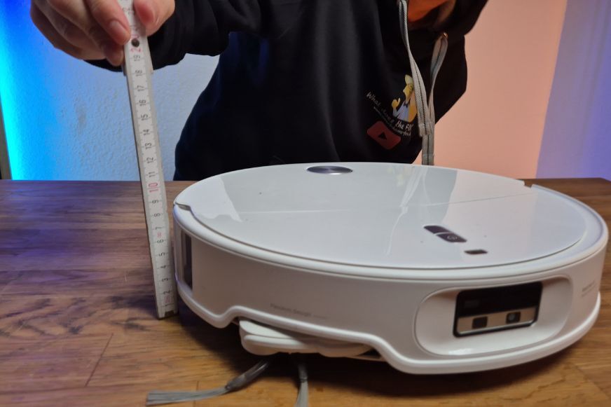 Der Roborock Qrevo Curv 2 Pro Saugroboter ist mit nur 7,9 cm einer der flachsten Premium-Roboter und die Höhe wird im Test mit einem Zollstock gemessen.